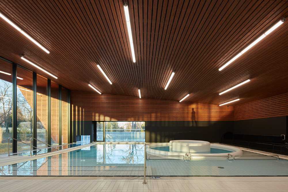 Piscina comunale di Louny come una roccia appuntita che rivela il suo cuore prezioso per il benessere dei cittadini