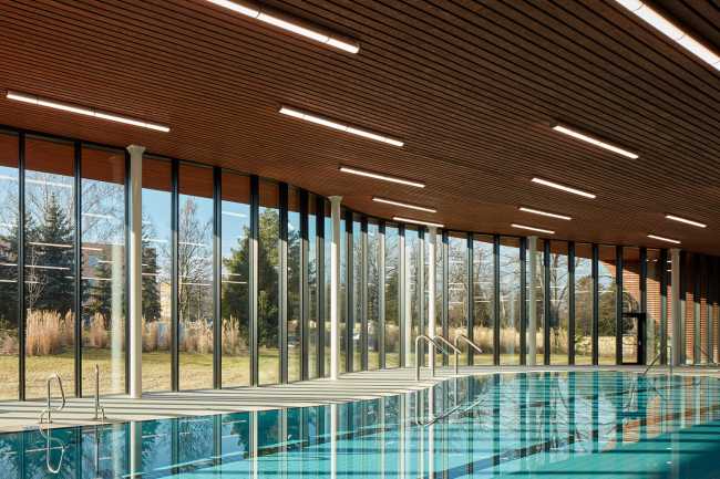Piscina comunale di Louny come una roccia appuntita che rivela il suo cuore prezioso per il benessere dei cittadini