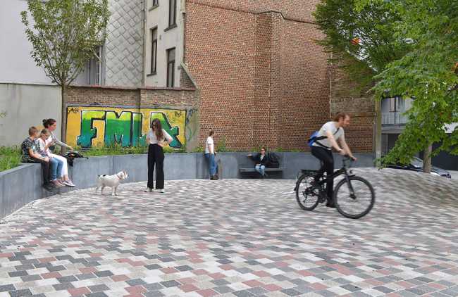 Artichaut: more public square, less street. Restoring through architecture the hierarchy between human and machine