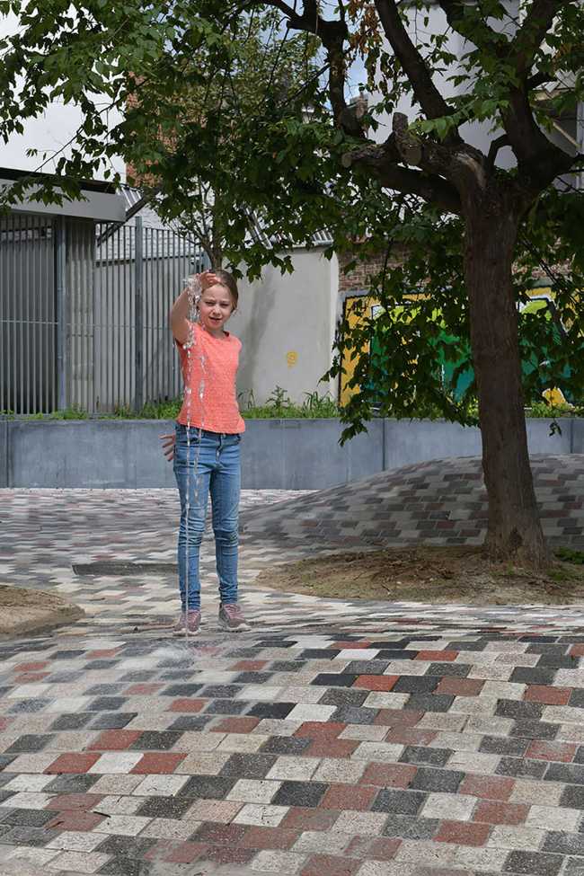 Artichaut: more public square, less street. Restoring through architecture the hierarchy between human and machine