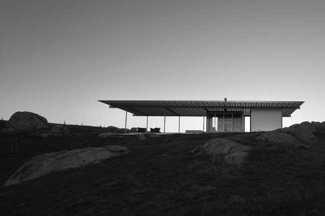 Refuge among the Australian rocks. Light and poetic space