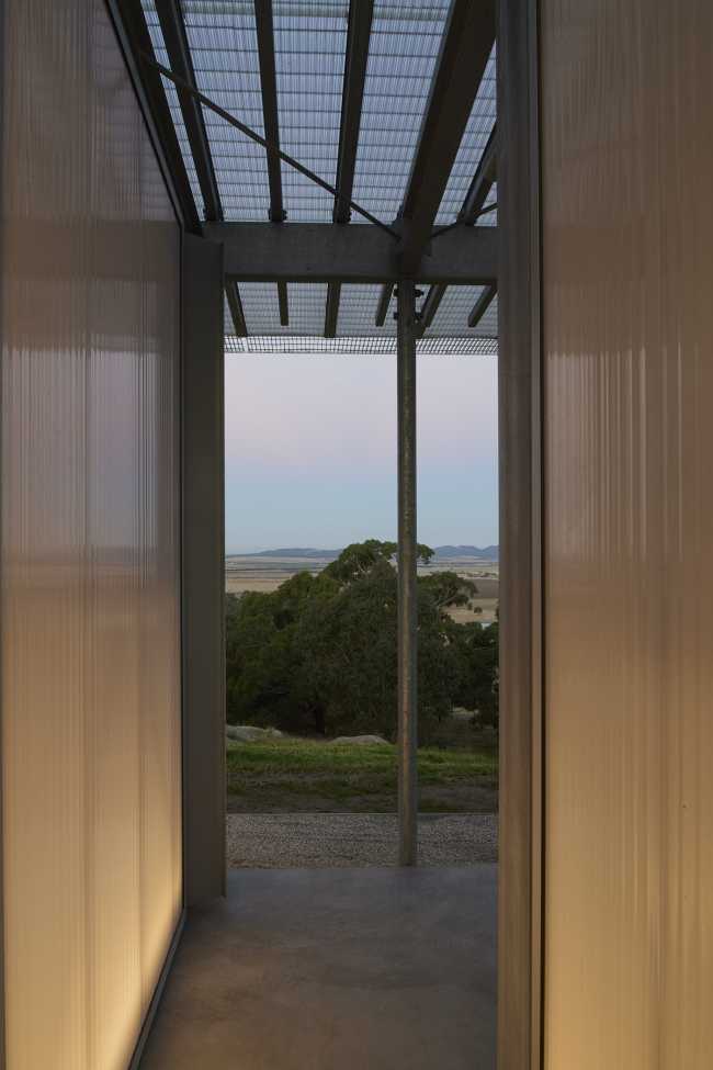 Refuge parmi les rochers australiens. Lumière et espace poétique.