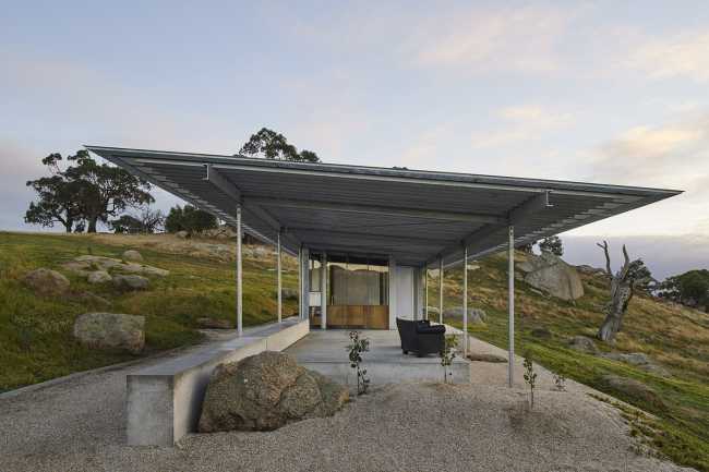 Refuge parmi les rochers australiens. Lumière et espace poétique.