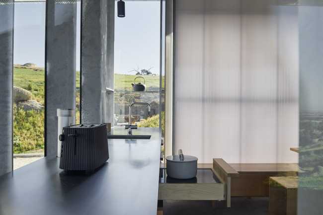 Refuge parmi les rochers australiens. Lumière et espace poétique.