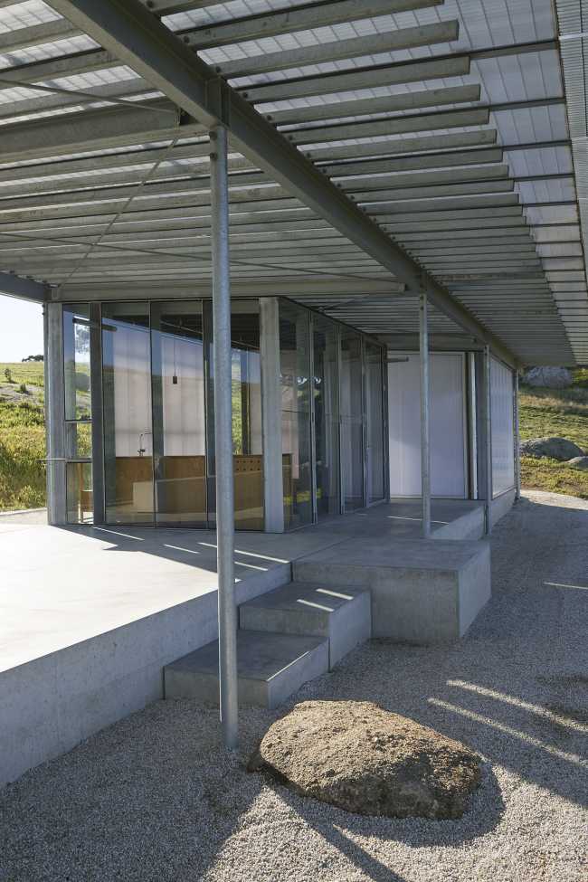 Refuge parmi les rochers australiens. Lumière et espace poétique.