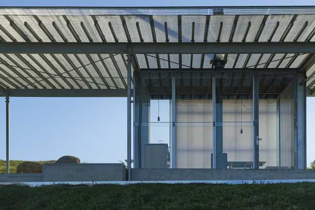 Refuge parmi les rochers australiens. Lumière et espace poétique.