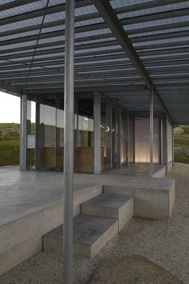 Refuge parmi les rochers australiens. Lumière et espace poétique.