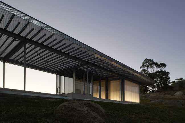 Refuge parmi les rochers australiens. Lumière et espace poétique.