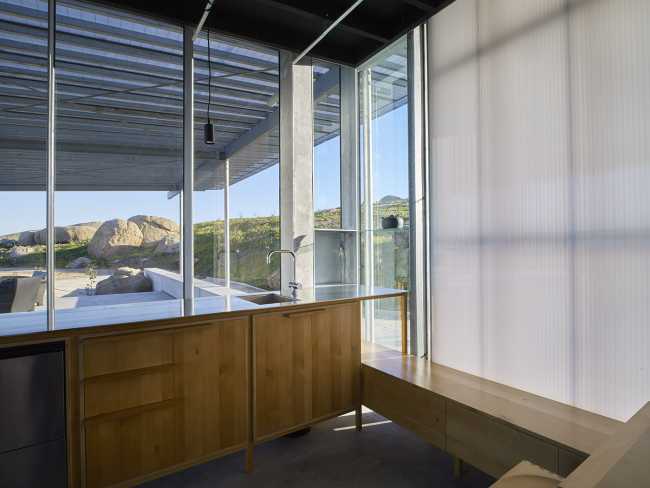 Refuge parmi les rochers australiens. Lumière et espace poétique.