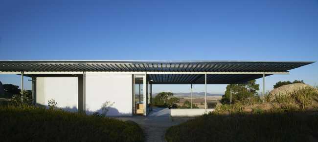 Refuge parmi les rochers australiens. Lumière et espace poétique.