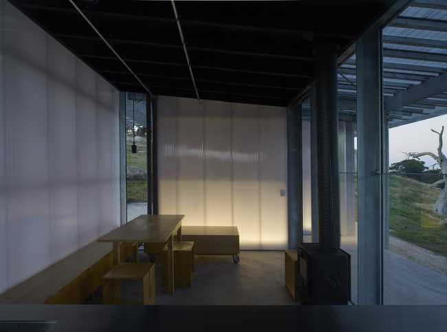 Refuge parmi les rochers australiens. Lumière et espace poétique.