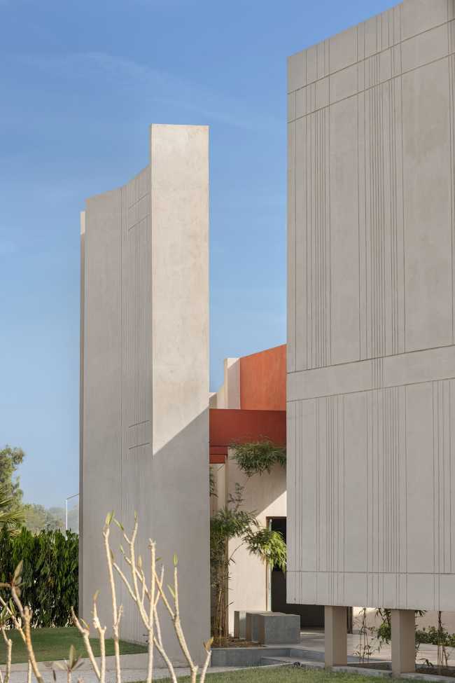 St Martha Bethany Vidyalaya School Fase 1, el envoltorio constructivo ideal para el contexto.