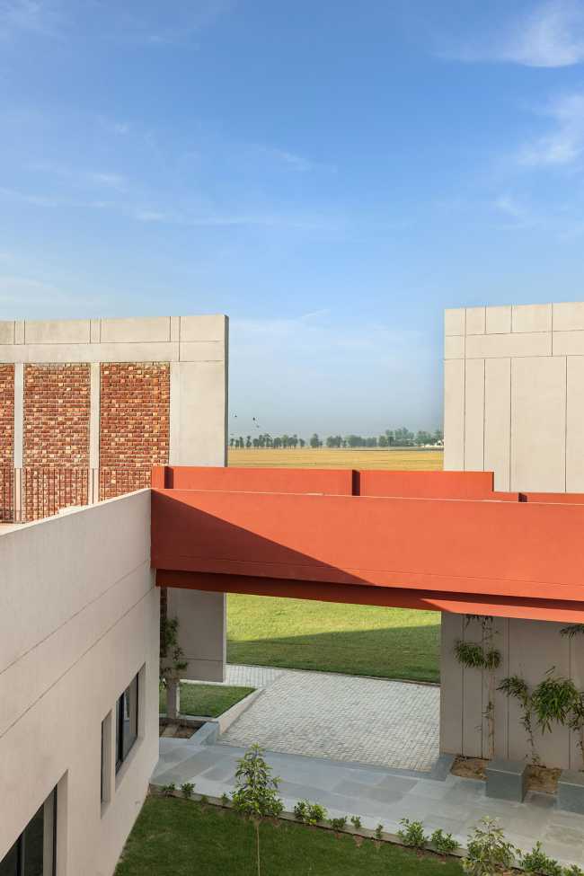 St Martha Bethany Vidyalaya School Fase 1, el envoltorio constructivo ideal para el contexto.