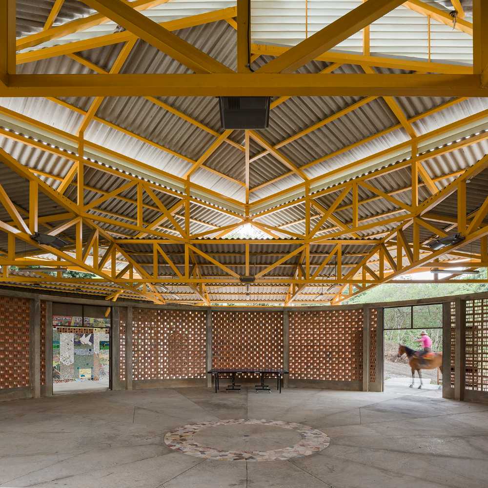 Community Center of El Rodero de Mora, an architecture that celebrates and dignifies the community