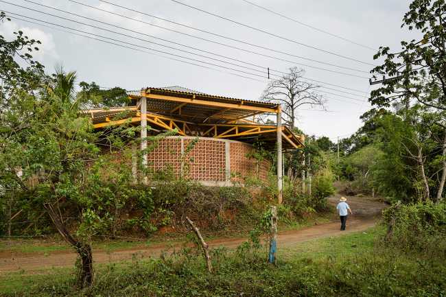 Community Center of El Rodero de Mora, an architecture that celebrates and dignifies the community