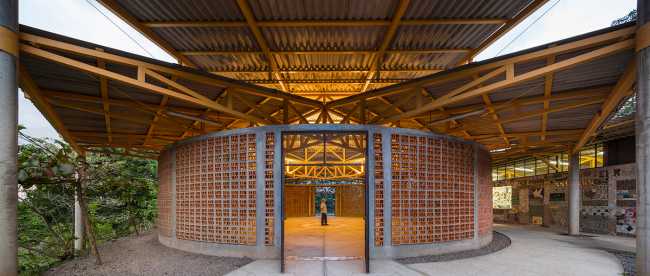 Community Center of El Rodero de Mora, an architecture that celebrates and dignifies the community