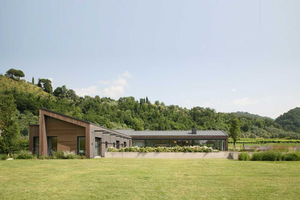 The farming landscape of Bassano del Grappa embraces the new country house
