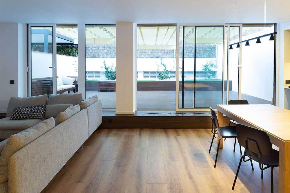 Reestructuración total de la Casa MEQ: el cubo azul multifuncional y la reconquista de la terraza