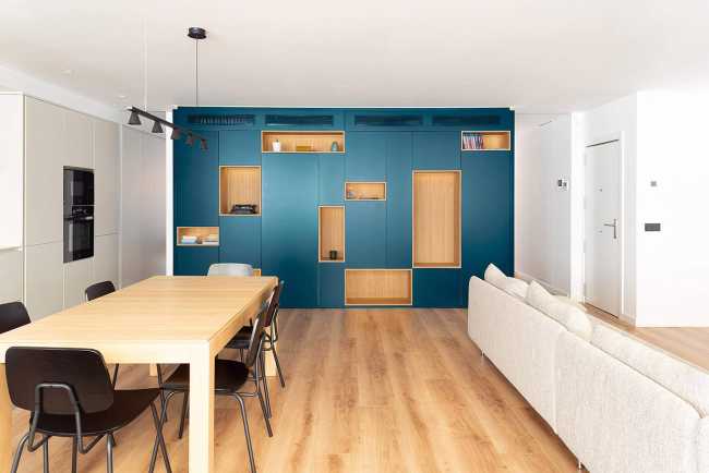 Reestructuración total de la Casa MEQ: el cubo azul multifuncional y la reconquista de la terraza