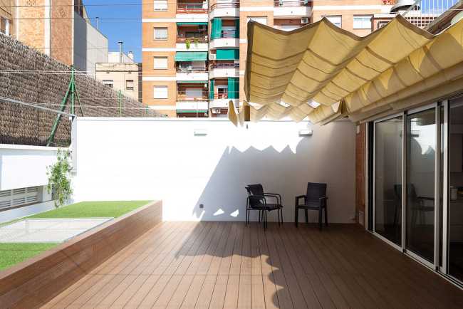 Reestructuración total de la Casa MEQ: el cubo azul multifuncional y la reconquista de la terraza