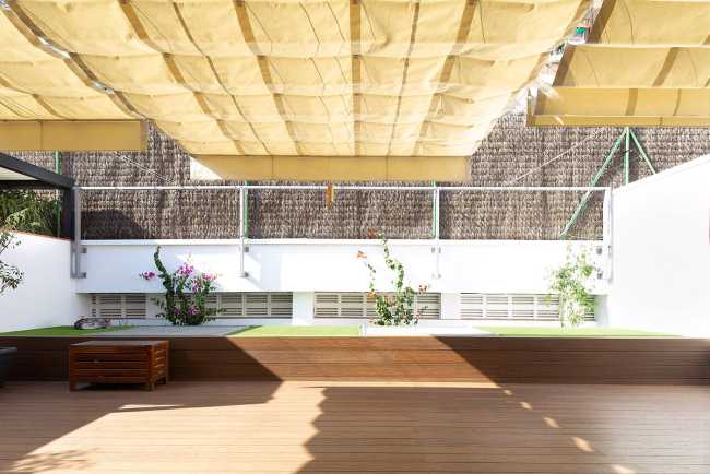 Reestructuración total de la Casa MEQ: el cubo azul multifuncional y la reconquista de la terraza