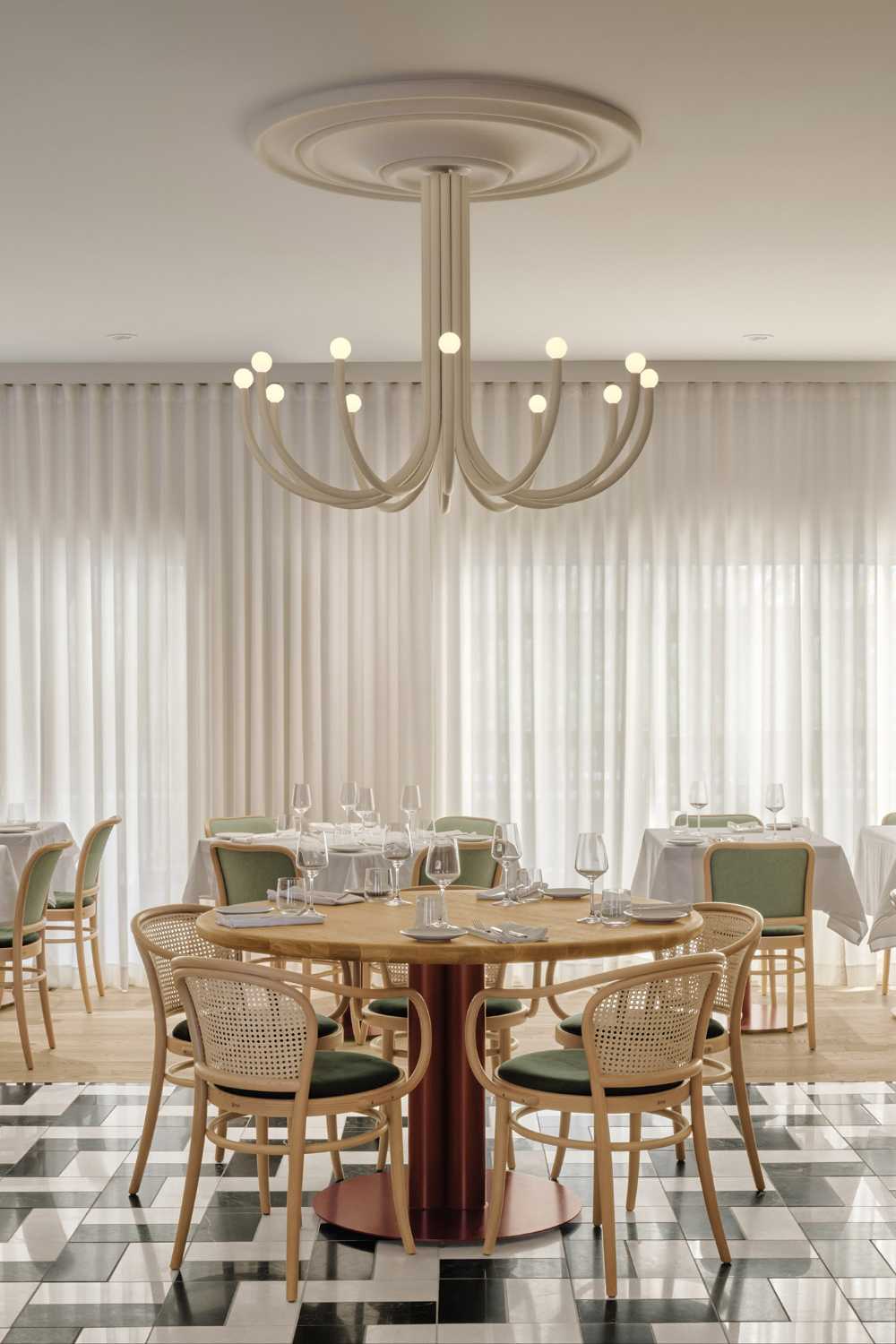 Newly restyled Italian restaurant Piatti in Montreal: textures, materials and colors project customers among the flavors of the Mediterranean