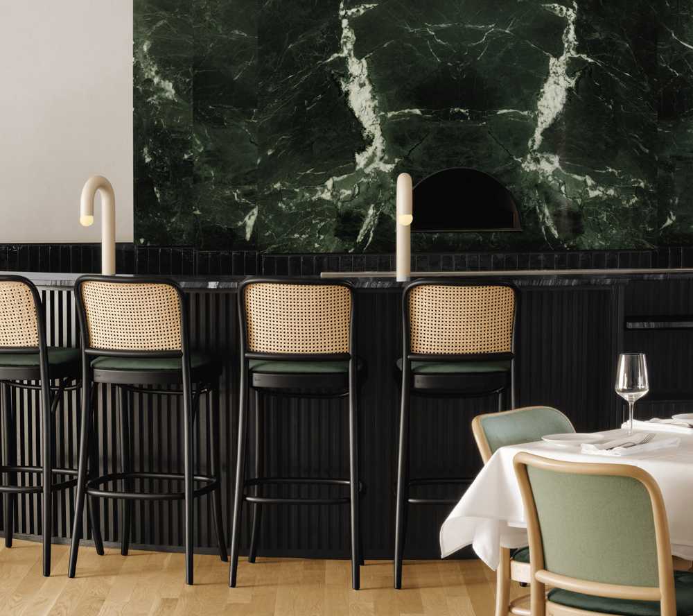 Newly restyled Italian restaurant Piatti in Montreal: textures, materials and colors project customers among the flavors of the Mediterranean