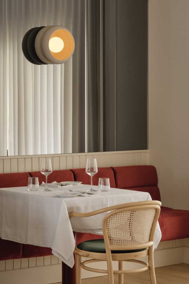 Newly restyled Italian restaurant Piatti in Montreal: textures, materials and colors project customers among the flavors of the Mediterranean