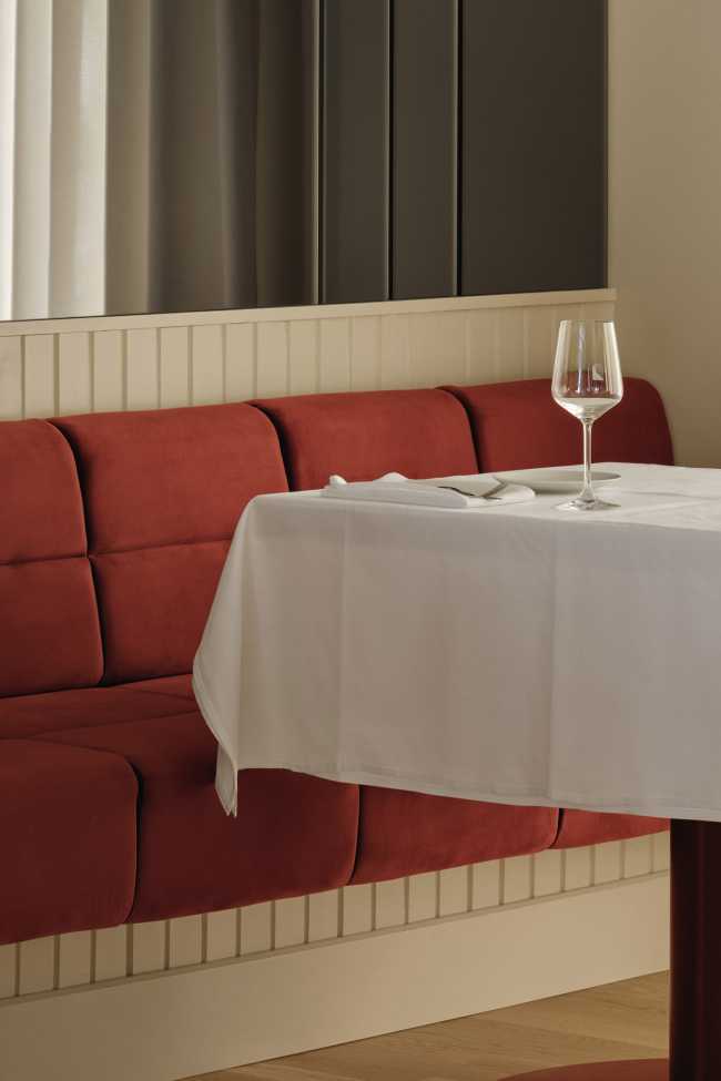 Newly restyled Italian restaurant Piatti in Montreal: textures, materials and colors project customers among the flavors of the Mediterranean