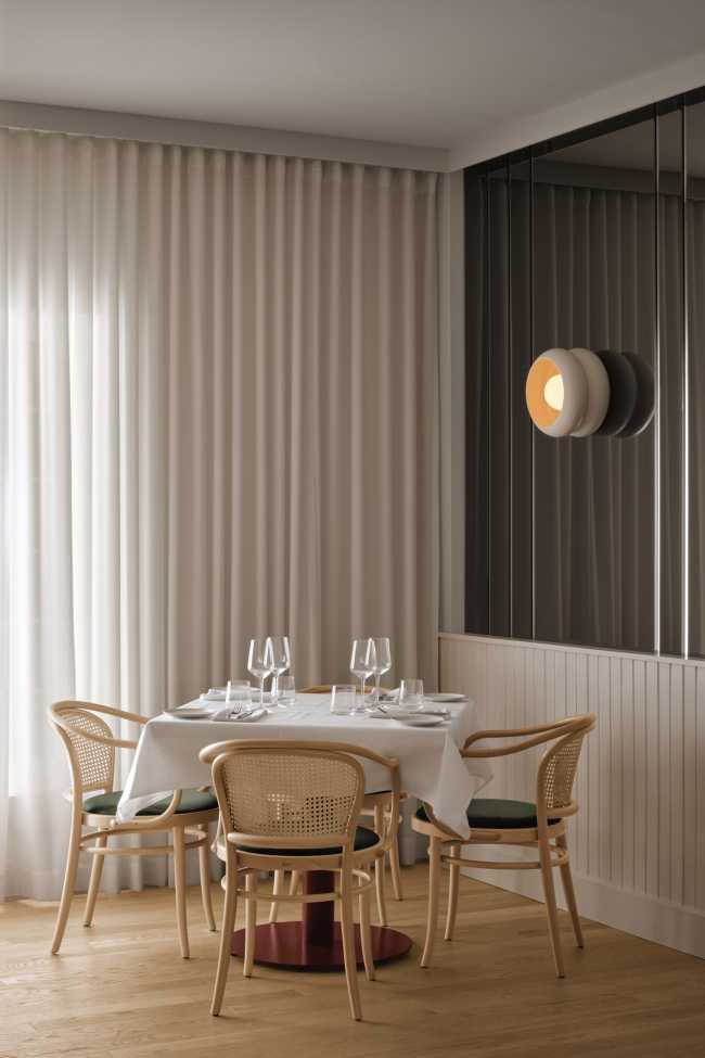 Newly restyled Italian restaurant Piatti in Montreal: textures, materials and colors project customers among the flavors of the Mediterranean