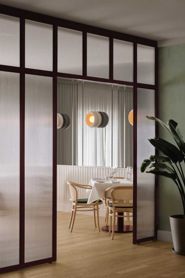 Newly restyled Italian restaurant Piatti in Montreal: textures, materials and colors project customers among the flavors of the Mediterranean