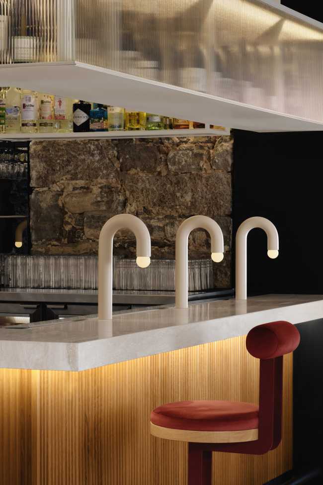 Newly restyled Italian restaurant Piatti in Montreal: textures, materials and colors project customers among the flavors of the Mediterranean