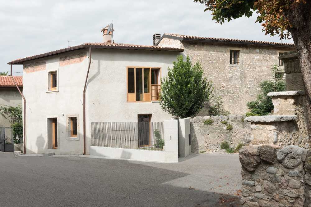 Casa Castello, la pequeña casa escondida bajo un castillo medieval