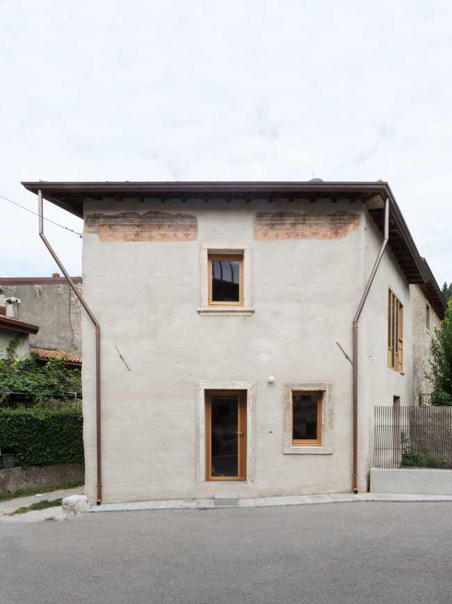 Casa Castello, la pequeña casa escondida bajo un castillo medieval