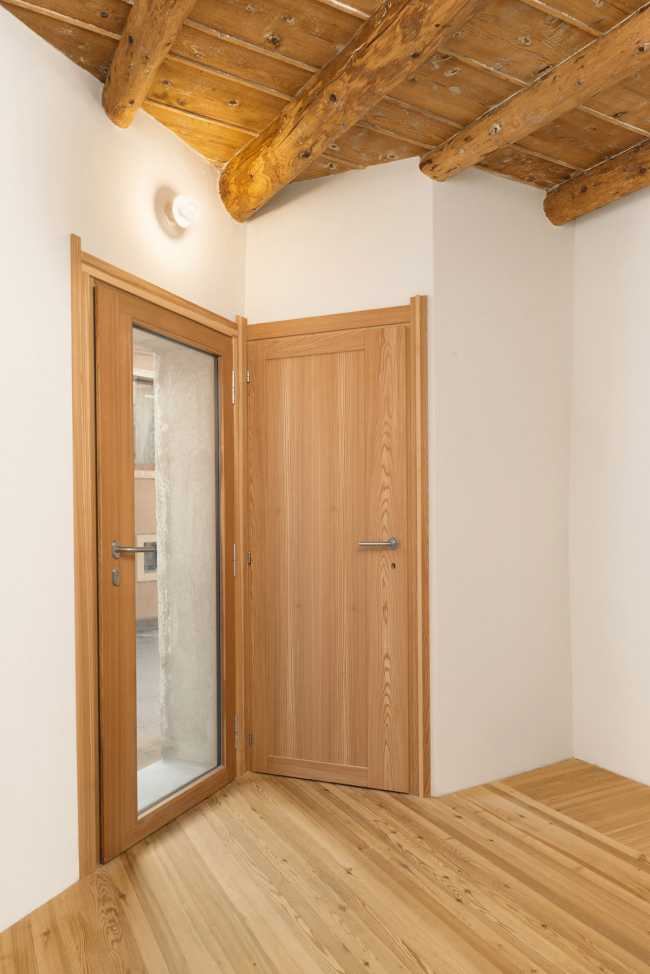 Casa Castello, la pequeña casa escondida bajo un castillo medieval