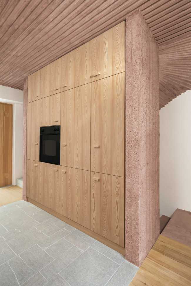 Casa Castello, la pequeña casa escondida bajo un castillo medieval