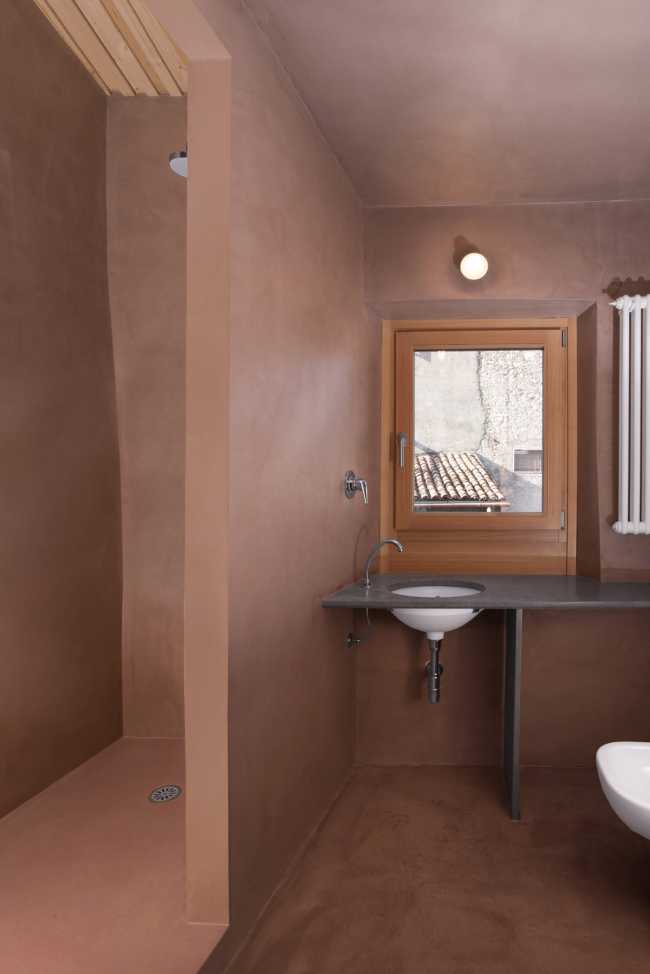 Casa Castello, la pequeña casa escondida bajo un castillo medieval