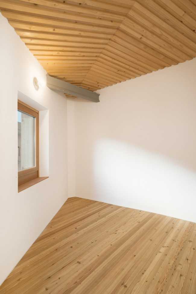 Casa Castello, la pequeña casa escondida bajo un castillo medieval