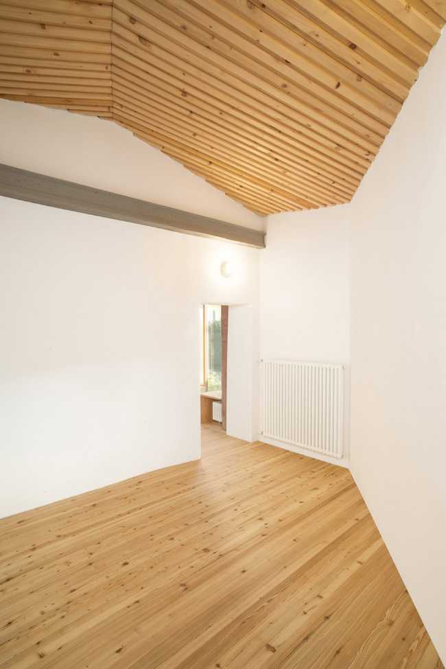 Casa Castello, la pequeña casa escondida bajo un castillo medieval