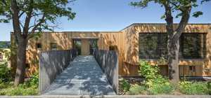 Scuola d’infanzia Kita II. Tre volumi in legno massiccio