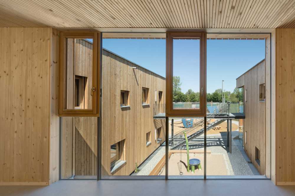 Scuola d’infanzia Kita II. Tre volumi in legno massiccio