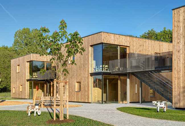 Scuola d’infanzia Kita II. Tre volumi in legno massiccio