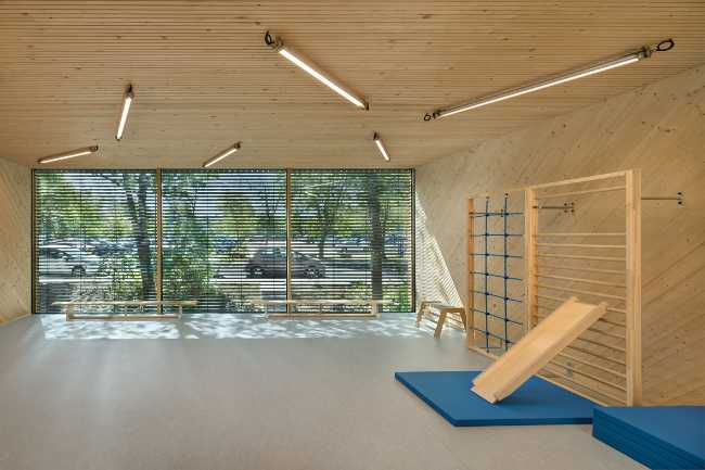 Scuola d’infanzia Kita II. Tre volumi in legno massiccio