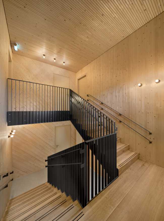 Scuola d’infanzia Kita II. Tre volumi in legno massiccio