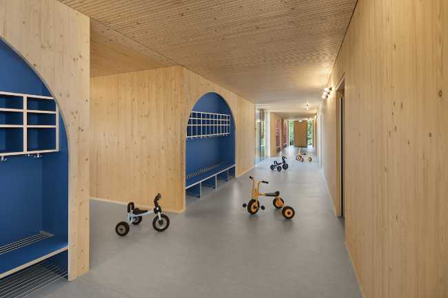 Scuola d’infanzia Kita II. Tre volumi in legno massiccio