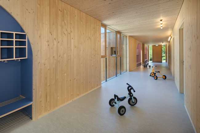 Scuola d’infanzia Kita II. Tre volumi in legno massiccio