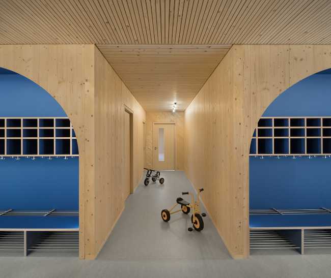 Scuola d’infanzia Kita II. Tre volumi in legno massiccio