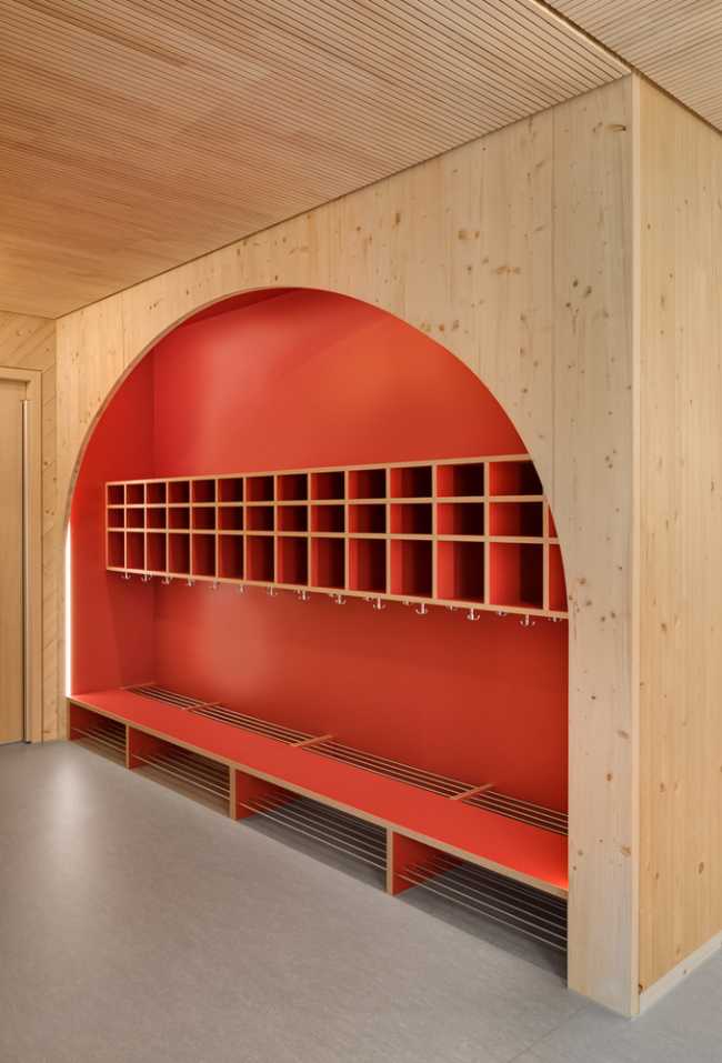 Scuola d’infanzia Kita II. Tre volumi in legno massiccio