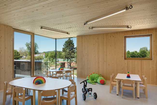 Scuola d’infanzia Kita II. Tre volumi in legno massiccio