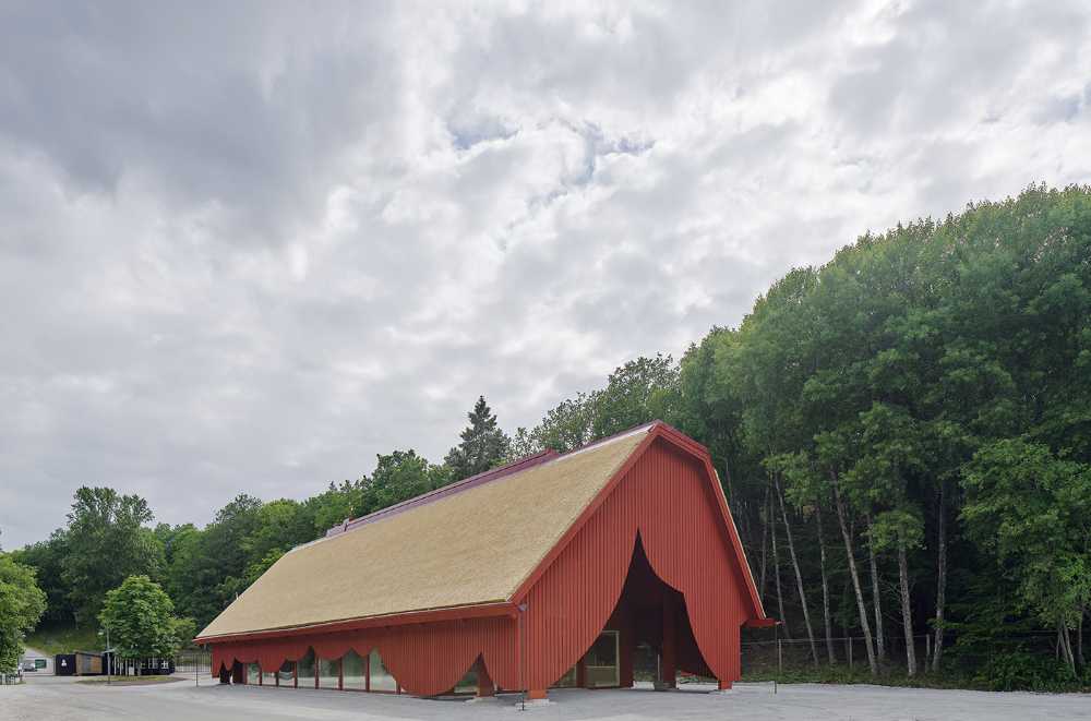 Ingresso alla riserva naturale di Eriksberg. Mix di materiali tradizionali e forme stravaganti per farsi notare dai visitatori